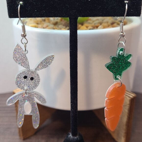 Unbranded Rabbit & Carrott Dangle Drop Earrings NEW Ladies Fashion Easter Event - Picture 2 of 4